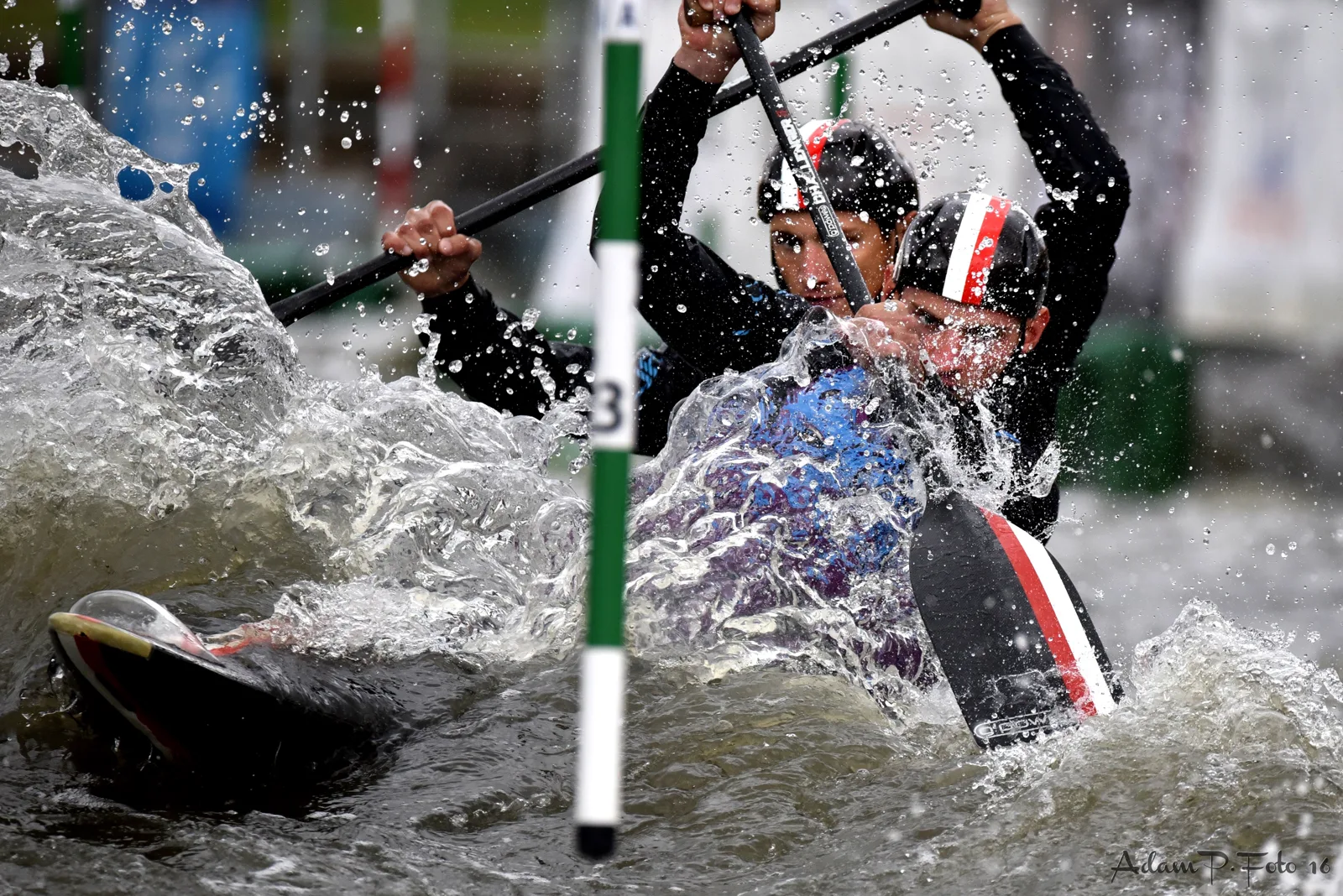 Andrzej i Filip Brzezińscy w akcji na torze slalomowym podczas MŚ U23 2016 w Krakowie
