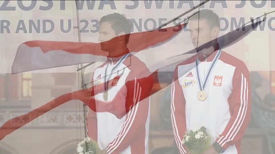 Andrzej i Filip Brzezińscy na podium Mistrzostw Świata U23 2016 w Krakowie podczas odsłuchania hymnu