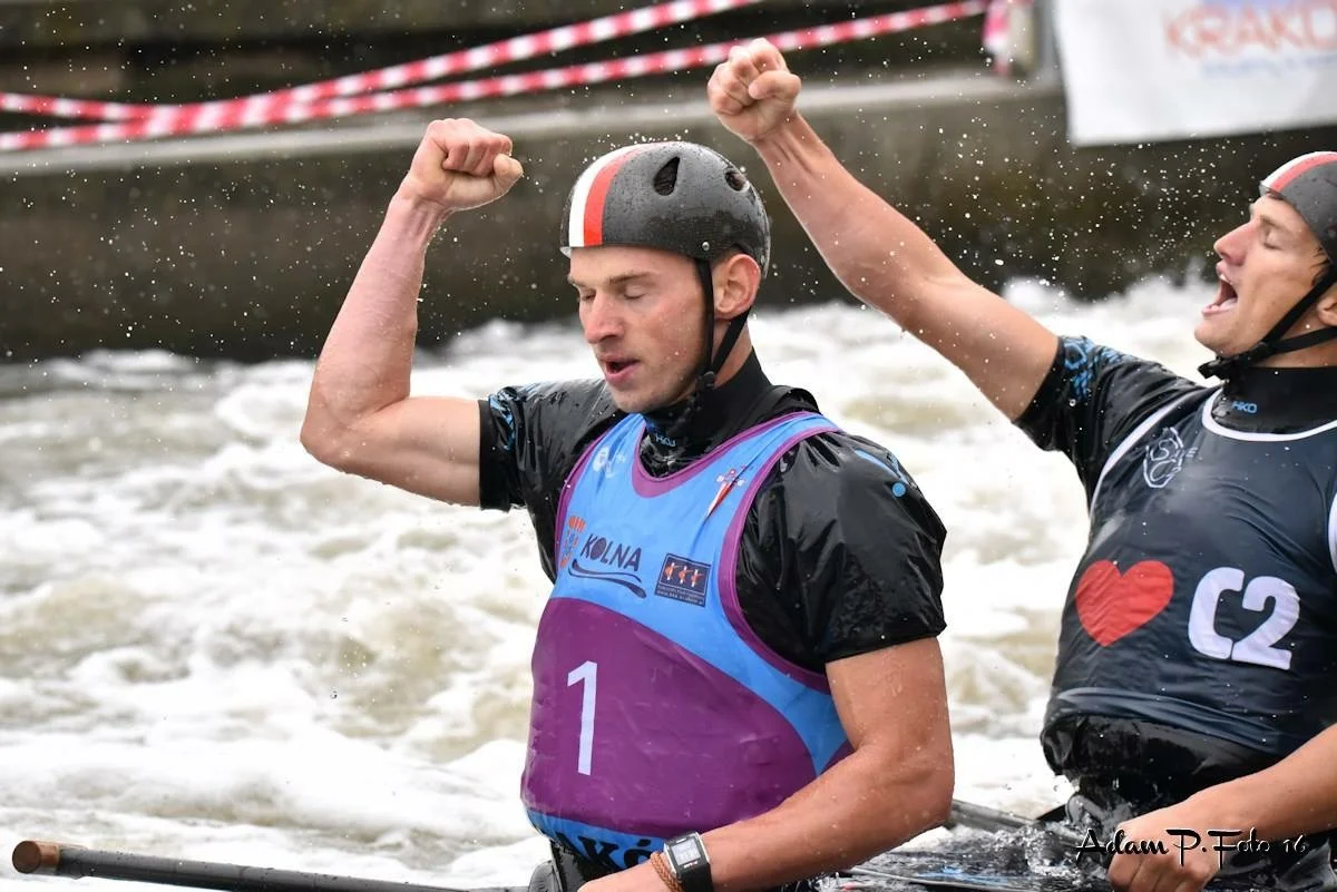 Andrzej i Filip Brzezińscy cieszą się po zdobyciu złota MŚ U23 2016 w Krakowie