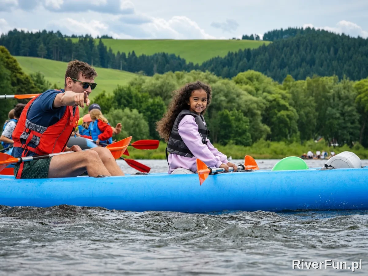 Spływ Dunajcem dla dzieci – 5-latka wskazuje Trzy Korony z pontonu, Pieniny RiverFun