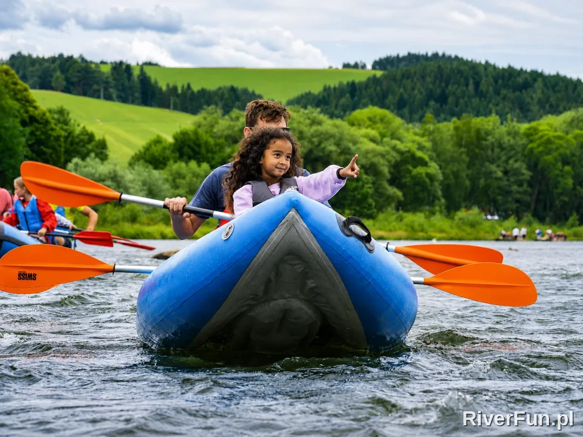 Cennik spływu Dunajcem 2026 - tata z córką na pontonie w Pieninach, RiverFun