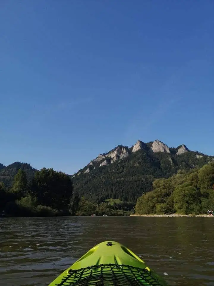 Spływ Dunajcem w deszczu, kajak na zachmurzonym Dunajcu